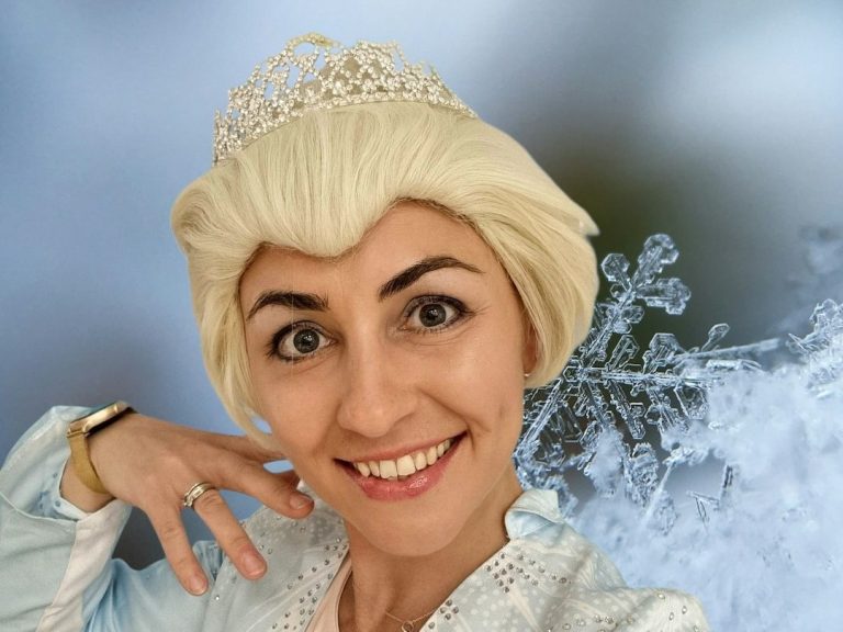 Frozen-themed birthday party entertainment in Bristol, Cardiff, or Bath. Children meeting Elsa at a Frozen kids’ party.